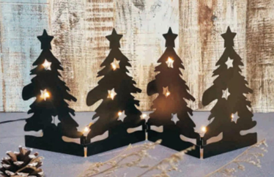 Домашние света рождества орнаментируют дерево вися привесное пластиковое приведенное на открытом воздухе