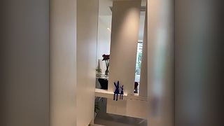 Озеро интернет-знаменитостей необычного дизайна, зеркало в полный рост, висит на стене, стена неправильной формы